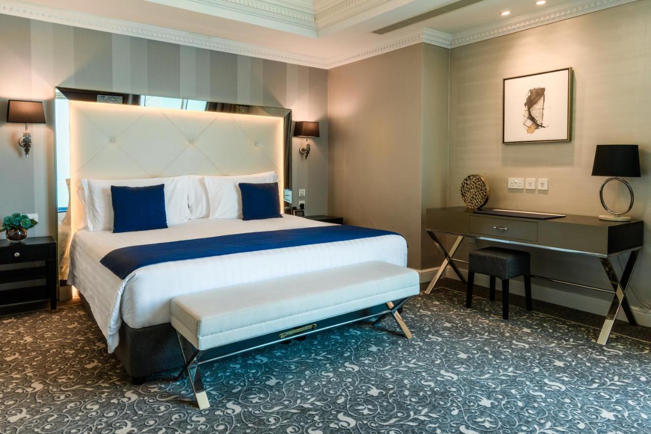 Centara West Bay Hotel & Residences Ad Dawhah Esterno foto A bedroom at the hotel
