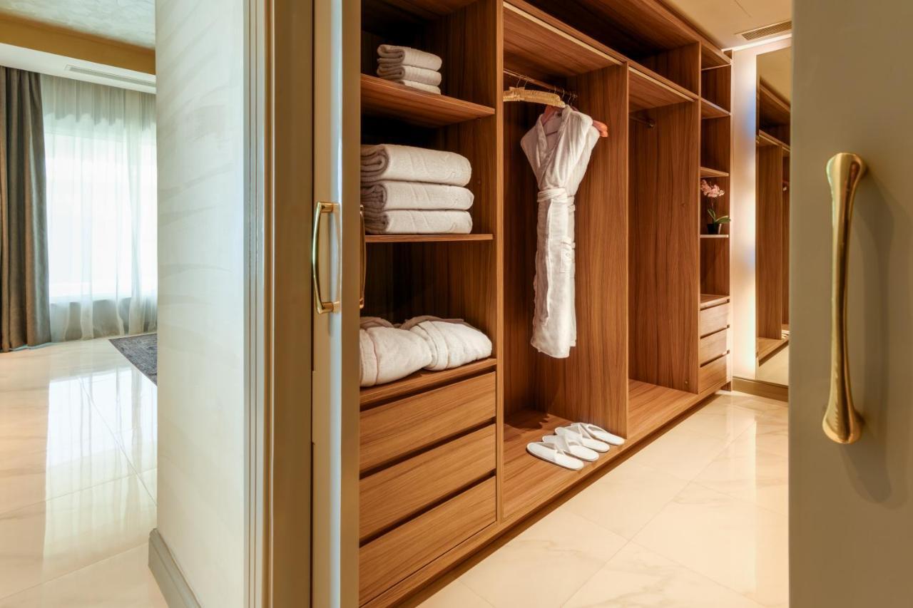 Centara West Bay Hotel & Residences Ad Dawhah Esterno foto A walk-in closet