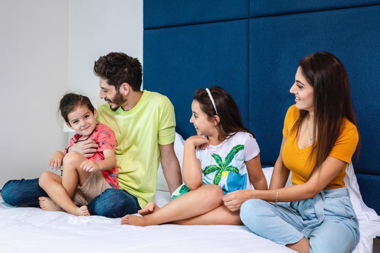 Centara West Bay Hotel & Residences Ad Dawhah Esterno foto A family