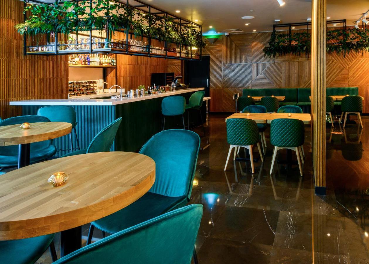 Centara West Bay Hotel & Residences Ad Dawhah Esterno foto The interior of the restaurant