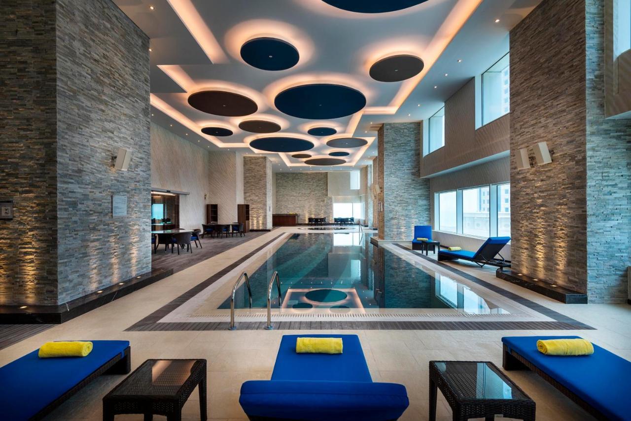 Centara West Bay Hotel & Residences Ad Dawhah Esterno foto The swimming pool at the hotel