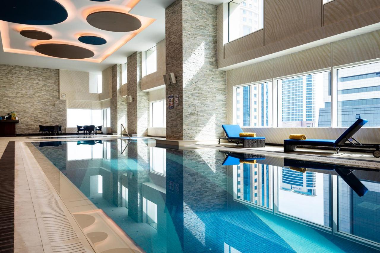 Centara West Bay Hotel & Residences Ad Dawhah Esterno foto The pool at the hotel
